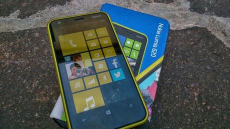 Nokia Lumia 620: ogni suo minimo dettaglio estetico sd