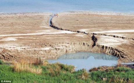 Sinkhole vicino alla riva del Mar Morto