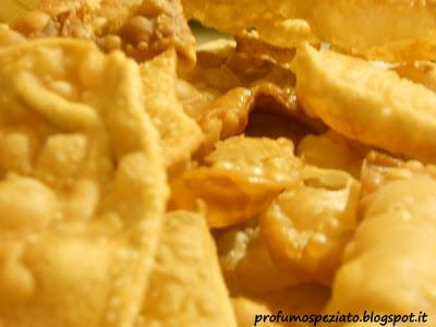 CROSTOLI ( chiacchiere, frappe, bugie, cenci, galani) CROSTOLI ( chiacchiere, frappe, bugie, cenci, galani)