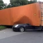 Cina, container distrugge automobile, donna illesa (Foto) Cina, container distrugge automobile, donna illesa (Foto)