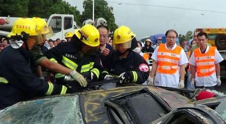 Cina, container distrugge automobile, donna illesa (Foto) Macchina_schiacciata_container_2