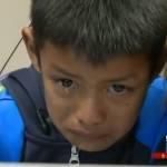 Bambino sordo sente voce dei genitori per la prima volta e piange (Video)