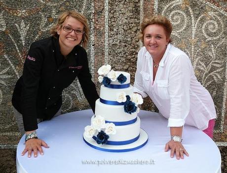 Torta nuziale con rose bianche e blu cina, Wedding cake 4 piani bianca e blu cina
