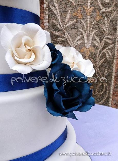 Torta nuziale con rose bianche e blu cina, Wedding cake 4 piani bianca e blu cina