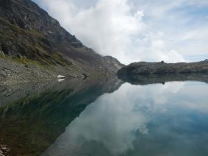 Riflessi sul lago alpino