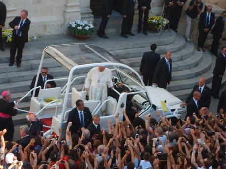 Papa Francesco arriva in Cattedrale