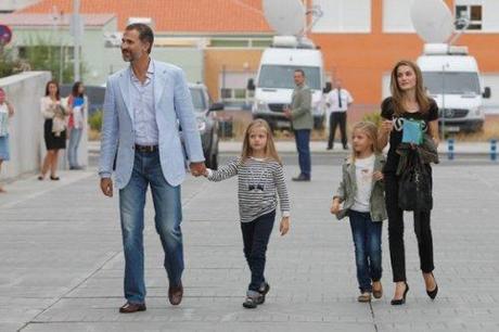 Le Infante Leonor e Sofia visitano re Juan Carlos in ospedale