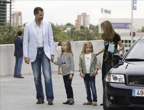 Le Infante Leonor e Sofia visitano re Juan Carlos in ospedale