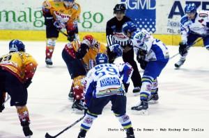 Hockey su ghiaccio. Elite A, seconda giornata: l’Asiago vince in scioltezza contro il Fassa con un poker di Ulmer, il Renon vince in casa contro un buon Milano, il Valpusteria fatica contro una rinata Valpellice, il Cortina supera all’overtime un sorpr...