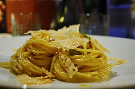 Spaghetti uova curcuma fiori di zucca e cips di parmiggiano (vacche rosse)