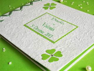 Guestbook color verde, decorato con simpatici quadrifogli portafortuna