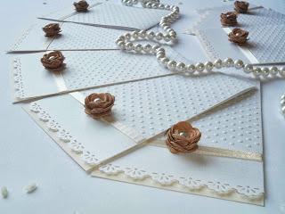 Partecipazioni eleganti coutry chic..accessori con rose di sughero, impreziosite da eleganti perle