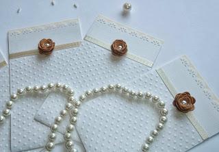 Partecipazioni eleganti coutry chic..accessori con rose di sughero, impreziosite da eleganti perle