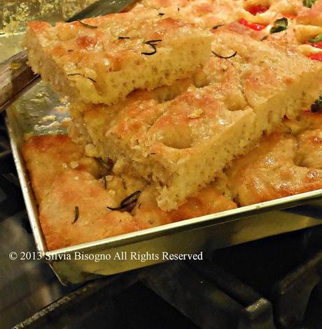 FOCACCIA ai pomodorini e olive e al rosmarino