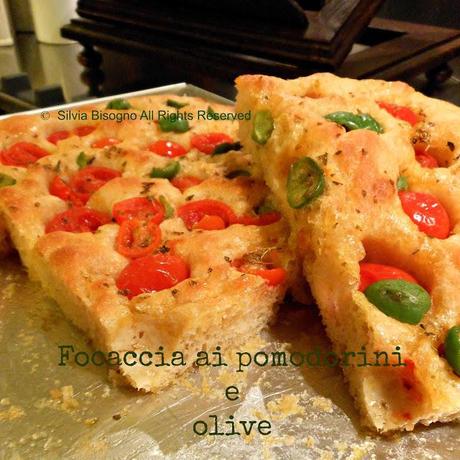 FOCACCIA ai pomodorini e olive e al rosmarino