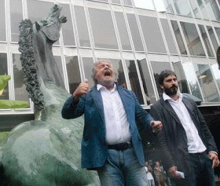 Bufera su Fico dopo il presidio con Grillo a Viale Mazzini. Lui si difende: “Sono prima di tutto un cittadino” (Ansa)