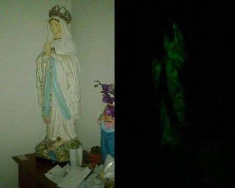 La foto reale della statua della Madonna illuminata