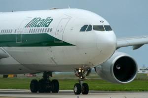 Incidente Alitalia: non si apre un carrello, tragedia sventata aereo, alitalia, incidente