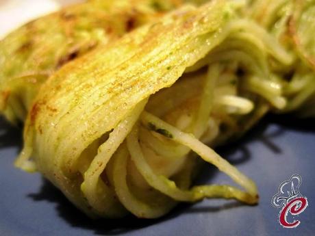 Vesmati rolls, ovvero nidi di spaghetti di riso basmati in crema di piselli e basilico dal cuore filante