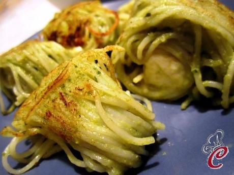 Vesmati rolls, ovvero nidi di spaghetti di riso basmati in crema di piselli e basilico dal cuore filante