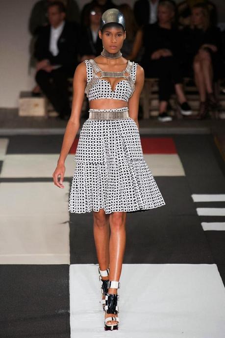 PFW : Le guerriere masai di McQueen e Givenchy PFW : Le guerriere masai di McQueen e Givenchy