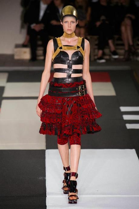 PFW : Le guerriere masai di McQueen e Givenchy PFW : Le guerriere masai di McQueen e Givenchy