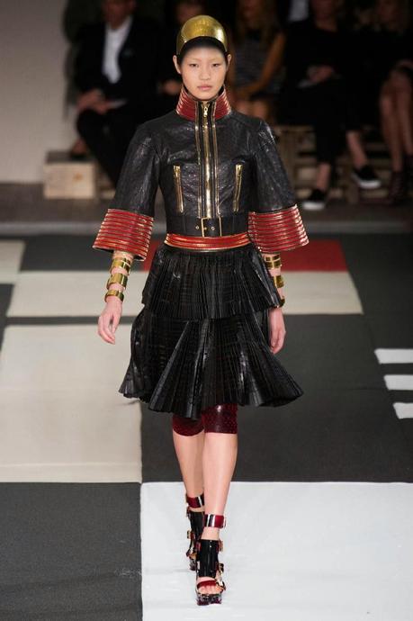 PFW : Le guerriere masai di McQueen e Givenchy PFW : Le guerriere masai di McQueen e Givenchy