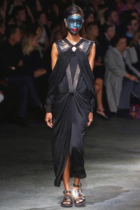 PFW : Le guerriere masai di McQueen e Givenchy PFW : Le guerriere masai di McQueen e Givenchy