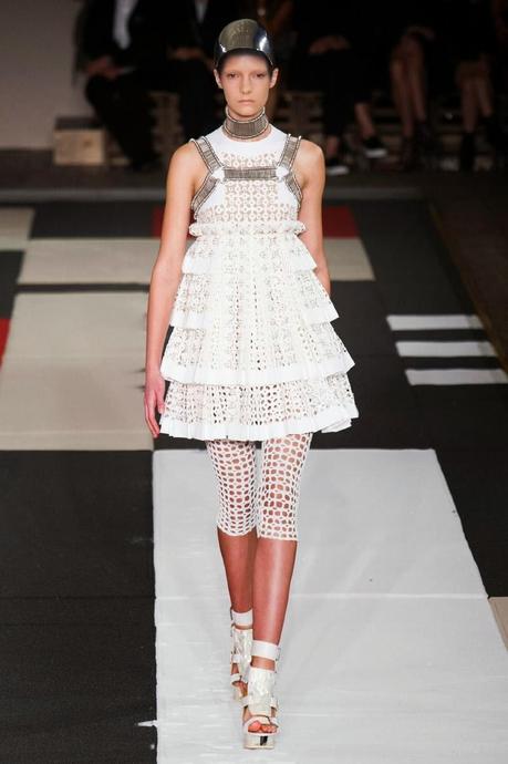 PFW : Le guerriere masai di McQueen e Givenchy PFW : Le guerriere masai di McQueen e Givenchy