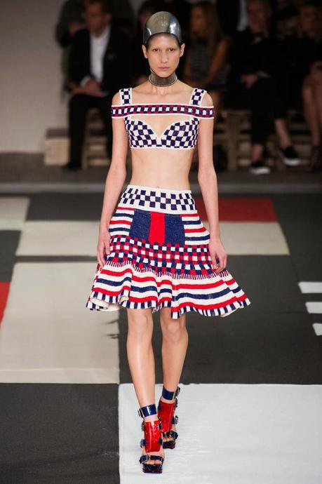 PFW : Le guerriere masai di McQueen e Givenchy PFW : Le guerriere masai di McQueen e Givenchy