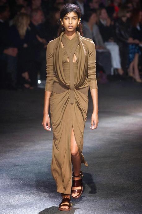 PFW : Le guerriere masai di McQueen e Givenchy PFW : Le guerriere masai di McQueen e Givenchy