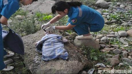 Cina, genitori gettano neonato di una settimana nel fiume e muore (Foto) Week_old_baby_3