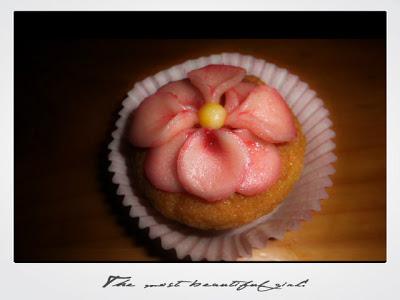 Cupcake alla mandorla con fiori di pasta di madorle