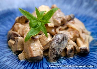 La ricetta fusion : polpa di coscia di tacchino con bambù, funghi shiitake con curry verde al latte di cocco e erba cedrina
