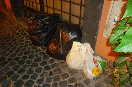 DISCARICA ROMANA! ANCORA SACCHETTI SPARSI OVUNQUE, UNA PATTUMIERA INFINITA, COME LA NOSTRA VERGOGNA! DISCARICA ROMANA! ANCORA SACCHETTI SPARSI OVUNQUE, UNA PATTUMIERA INFINITA, COME LA NOSTRA VERGOGNA!