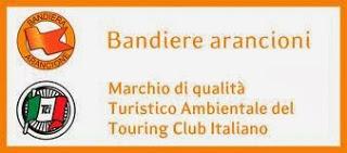 Un inguaribile viaggiatore e le bandiere arancioni del Touring Club Italiano