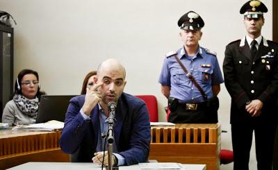 Roberto Saviano da testimone a imputato. Anche questa è l'Italia di Silvio