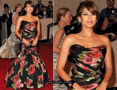 Eva Mendes con un abito Dolce & Gabbana