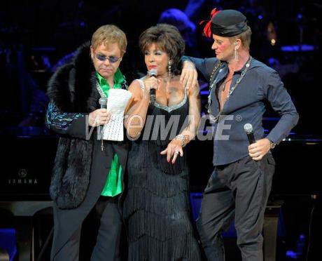 http://m2.paperblog.com/i/2/24249/shirley-bassey-sul-palco-con-lady-gaga-e-stin-L-8.jpeg