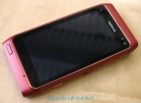 Nokia N8: tante nuove immagini “vestito di rosso”