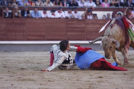 Toro trafigge alla gola un matador durante una corrida (Avviso agli utenti: IMMAGINI FORTI)