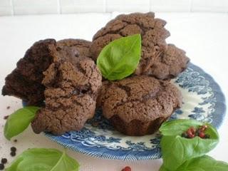 piccoli muffin con cioccolato basilico e pepe arcobaleno