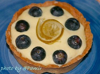 Tarte crema chantilly, mirtilli, cioccolato bianco e lime. Con frolla a sorpresa.