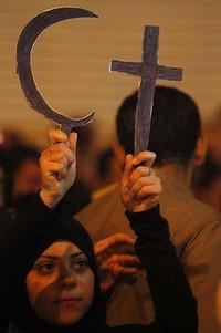 I musulmani egiziani partecipano alle messe copte come «scudi umani» contro gli attentati