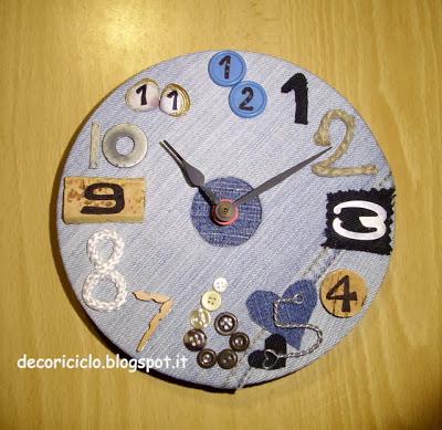 Orologio da parete: fatto con un disco rotto, jeans e vari materiali di recupero