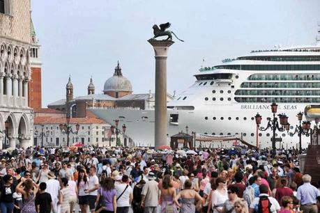 Arrivano le multe per il tuffo in Giudecca contro le grandi navi: 2 mila euro