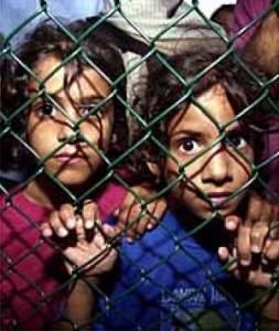 Bambini internati nei campi dei rifugiati gestiti dall'Australia