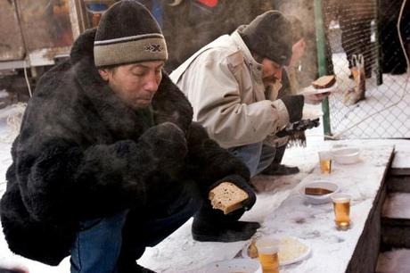 Pensieri senza tetto. Fastidiose visioni per una società perfetta. homeless-men-eating