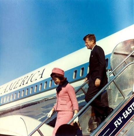 JFK e Jackie scendono dall'aereo a Dallas