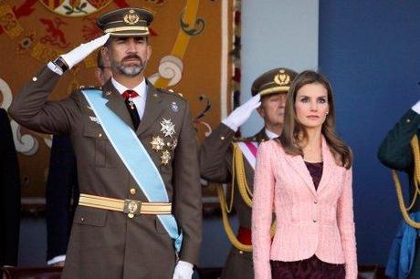 Felipe e Letizia di Spagna presiedono la sfilata del Dia de la Hispanidad. Il limbo della Monarchia